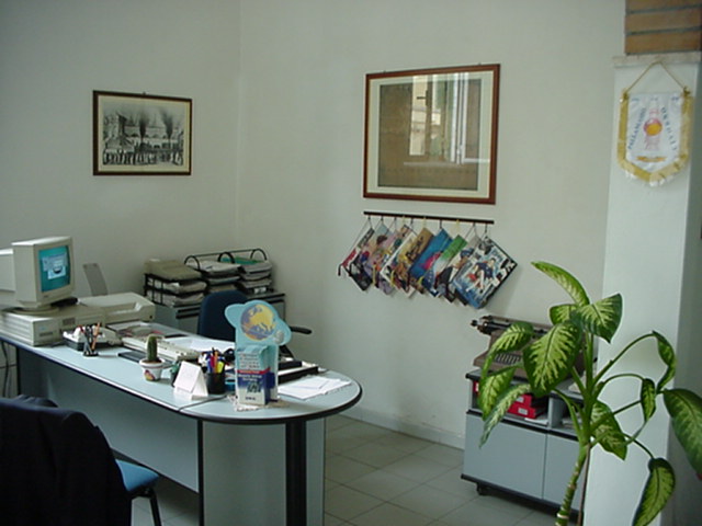 ufficio2.jpg (59893 byte)